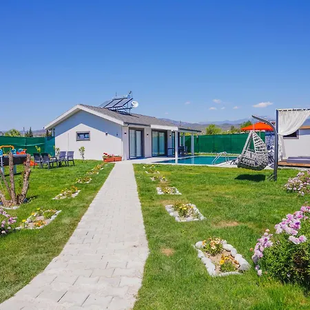 Denize 500 Metre 4 Kisilik Kayram מלון